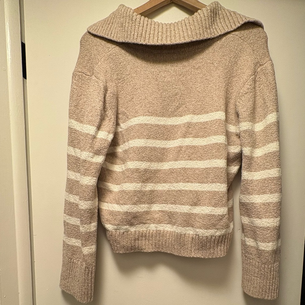 Abercrombie & Fitch Beige and White V-Neck Sweater - Picture 3 of 3